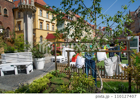 BRESLAU, POLAND - 16 JUN 2018: Urban garden with clothesline in front of the historic city hall of Wroclaw built between the 13th and 16th centuries 110127407