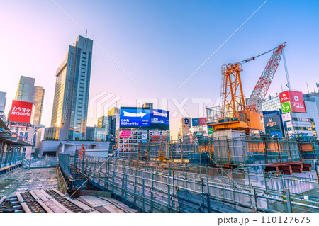 日本の東京都市景観 師走・渋谷駅や再開発工事、右に向いた大型クレーンなどを望む＝令和5年12月29日 110127675