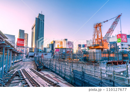 日本の東京都市景観 師走・渋谷駅や再開発工事、右に向いた大型クレーンなどを望む＝令和5年12月29日 110127677