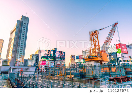 日本の東京都市景観 師走・渋谷駅や再開発工事、右に向いた大型クレーンなどを望む＝令和5年12月29日 110127678