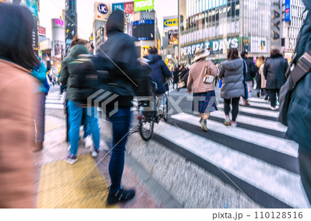 日本の東京都市景観 年の瀬・脱コロナで荒む心…ここに自転車とは…=令和5年12月29日、渋谷 日本の東京都市景観 年の瀬・脱コロナで荒む心…ここに自転車とは…=令和5年12月29日、渋谷 110128516