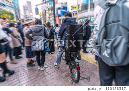 日本の東京都市景観 年の瀬・脱コロナで荒む心…ここに自転車とは…＝令和5年12月29日、渋谷 110128517