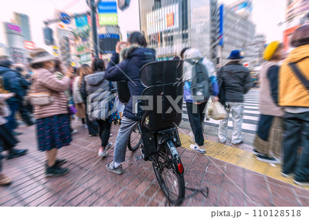 日本の東京都市景観 年の瀬・脱コロナで荒む心…ここに自転車とは…＝令和5年12月29日、渋谷 110128518