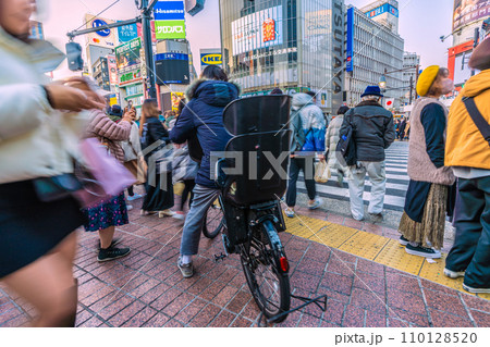 日本の東京都市景観 年の瀬・脱コロナで荒む心…ここに自転車とは…=令和5年12月29日、渋谷 日本の東京都市景観 年の瀬・脱コロナで荒む心…ここに自転車とは…=令和5年12月29日、渋谷 110128520