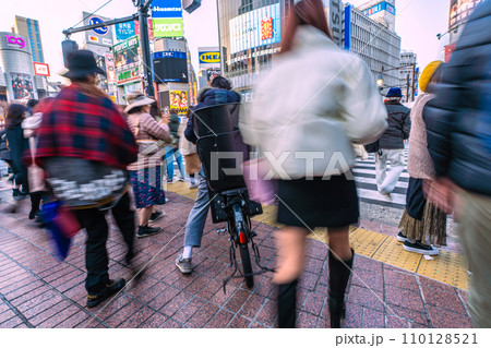 日本の東京都市景観 年の瀬・脱コロナで荒む心…ここに自転車とは…＝令和5年12月29日、渋谷 110128521