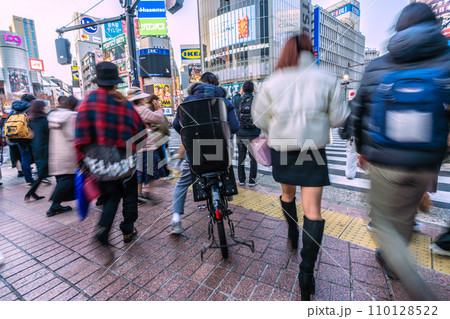 日本の東京都市景観 年の瀬・脱コロナで荒む心…ここに自転車とは…=令和5年12月29日、渋谷 日本の東京都市景観 年の瀬・脱コロナで荒む心…ここに自転車とは…=令和5年12月29日、渋谷 110128522