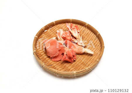 笊にのせた白背景の朱色のヒラタケ 110129132