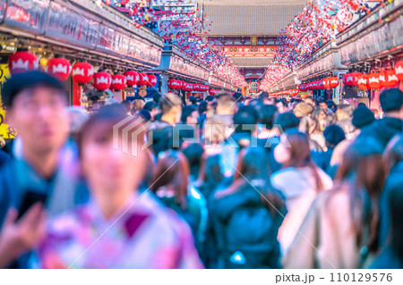日本の東京都市景観 年の瀬…コロナ禍前のように旅行生らで賑う浅草寺=令和5年12月29日 日本の東京都市景観 年の瀬…コロナ禍前のように旅行生らで賑う浅草寺=令和5年12月29日 110129576