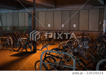 鉄道下の駐輪場	 110130214