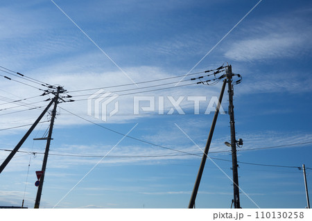 土手の上の電柱の風景 土手の上の電柱の風景 110130258