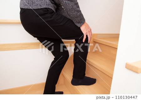 階段の上り下りで膝が痛いイメージ 110130447