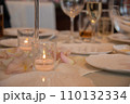 テーブルに置かれたキャンドル 110132334