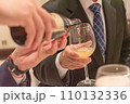 乾杯するビジネスマン 110132336