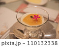 カクテルグラスに盛り付けられた前菜 110132338
