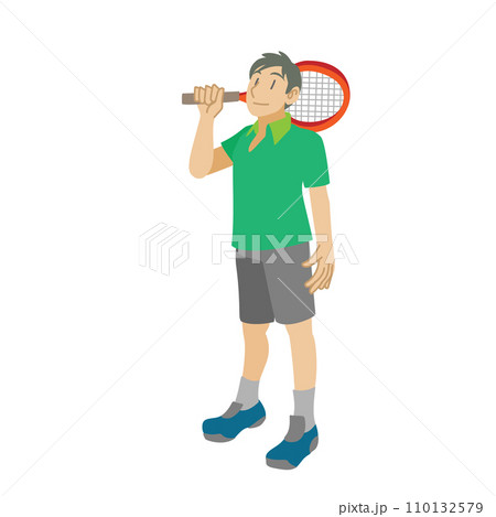 テニスラケットを肩にのせる男性 テニスラケットを肩にのせる男性 110132579