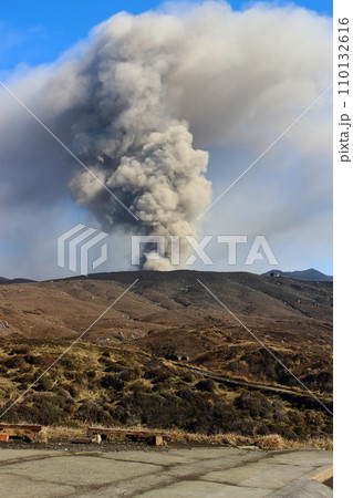 阿蘇山の噴煙 110132616