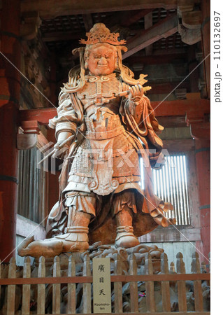 華厳宗大本山東大寺大仏殿の西方向の守護神　広目天立像　多聞天 110132697