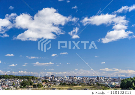 爽やかな青空が広がる郊外風景 110132815