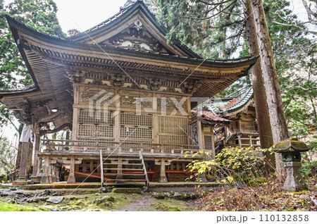 晩秋の十和田神社 110132858