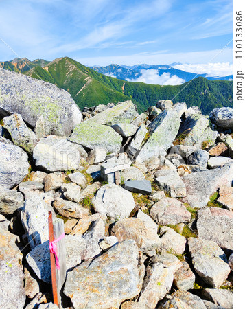 夏の常念岳登山(前常念岳山頂) 夏の常念岳登山(前常念岳山頂) 110133086