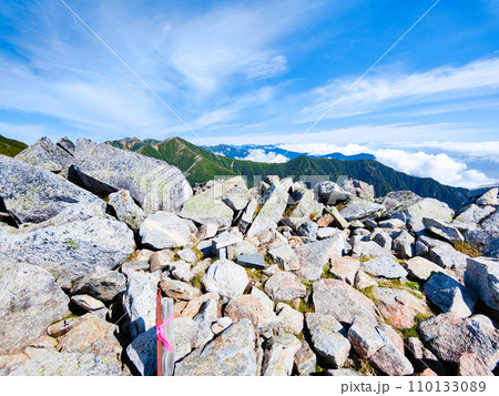 夏の常念岳登山(前常念岳山頂から大天井岳・燕岳方面の眺め) 夏の常念岳登山(前常念岳山頂から大天井岳・燕岳方面の眺め) 110133089