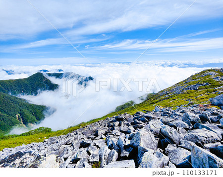 夏の常念岳登山（前常念岳～常念岳：雲海） 110133171