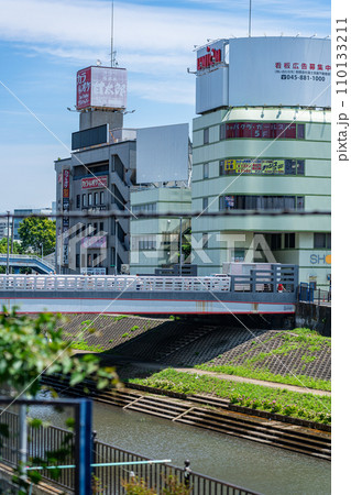 神奈川 戸塚駅 電車 ホーム 横須賀線 空 雲 昼 午前 風景 デート 戸塚区 横浜市 架線 鉄道 神奈川 戸塚駅 電車 ホーム 横須賀線 空 雲 昼 午前 風景 デート 戸塚区 横浜市 架線 鉄道 110133211