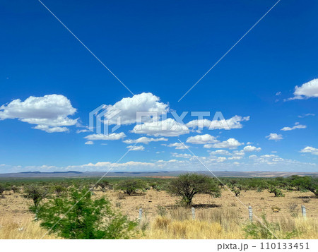 メキシコ・フレスリーニョ郊外を走る国道45号線沿いの風景 110133451