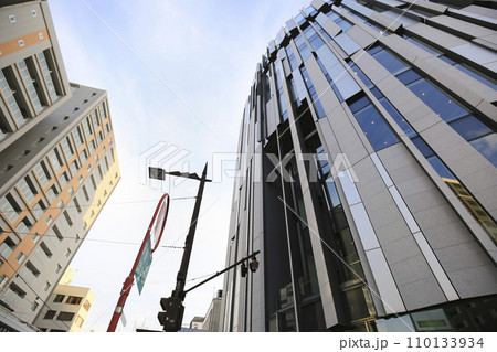 富山　TOYAMAキラリ（富山市ガラス美術館）のある西町交差点の風景 110133934