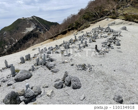 地蔵ヶ岳山頂のお地蔵さん 110134918