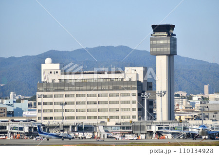 伊丹空港の管制塔 110134928