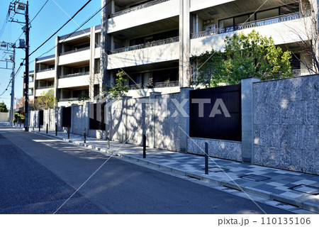 東京　代々木上原駅周辺の閑静な高級住宅街の風景 110135106