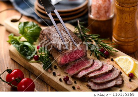 国産黒毛和牛 ローストビーフ 110135269