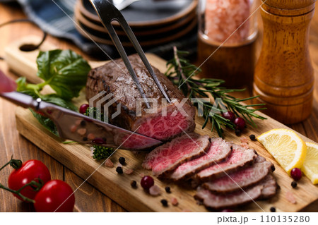 国産黒毛和牛 ローストビーフ 110135280