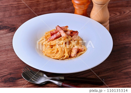 カルボナーラ。イタリアン、パスタ、スパゲッティ、卵とベーコンとチーズ、黒胡椒のパスタ。 カルボナーラ。イタリアン、パスタ、スパゲッティ、卵とベーコンとチーズ、黒胡椒のパスタ。 110135314