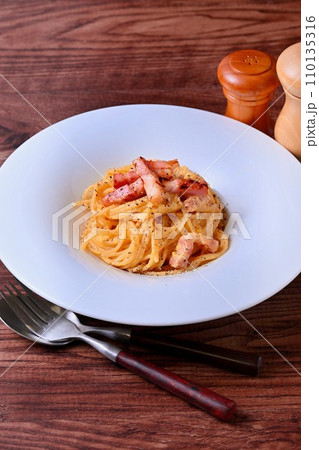 カルボナーラ。イタリアン、パスタ、スパゲッティ、卵とベーコンとチーズ、黒胡椒のパスタ。 110135316