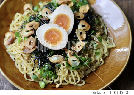 家で食べる味玉のせ油そば　汁なしラーメン 110135385