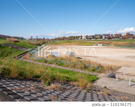 埼玉県川口市　上谷沼運動広場の風景 110136175