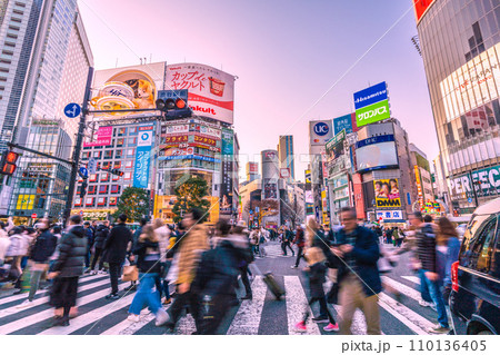 日本の東京都市景観 年の瀬・交差点で立ち往生したタクシーなどが歩行妨害…=令和5年12月29日、渋谷 日本の東京都市景観 年の瀬・交差点で立ち往生したタクシーなどが歩行妨害…=令和5年12月29日、渋谷 110136405
