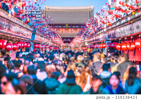 日本の東京都市景観 年の瀬…コロナ禍前のように観光客らで賑う浅草寺=令和5年12月29日 日本の東京都市景観 年の瀬…コロナ禍前のように観光客らで賑う浅草寺=令和5年12月29日 110136421