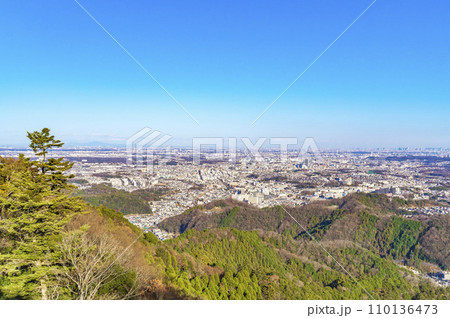高尾山から見た八王子方面の眺望 110136473