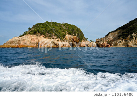 山口県長門市　青海島遊覧船からの眺め　海上アルプス　むきだしの岩肌 110136480