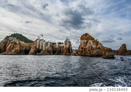 山口県長門市　青海島遊覧船からの眺め　海上アルプス　むきだしの岩肌 110136493