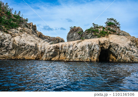 山口県長門市　青海島遊覧船からの眺め　海上アルプス　むきだしの岩肌 110136506