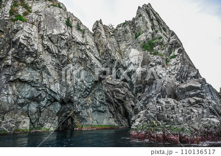山口県長門市 青海島遊覧船からの眺め 海上アルプス むきだしの岩肌 山口県長門市 青海島遊覧船からの眺め 海上アルプス むきだしの岩肌 110136517