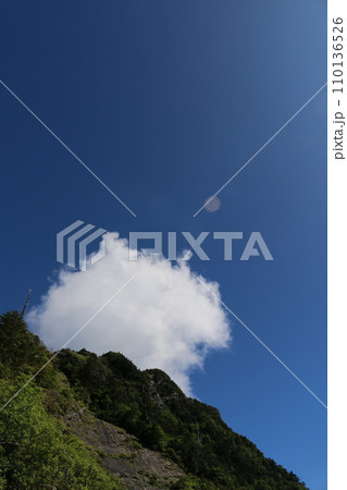 夏の石鎚山系 夏の石鎚山系 110136526