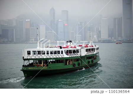 ビクトリア湾を航行するスターフェリー 110136564