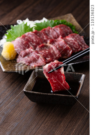 馬刺しを箸で食べる 110136823