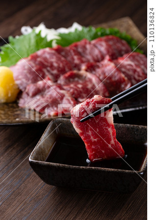 馬刺しを箸で食べる 110136824