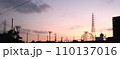 夕陽に浮かぶ鉄塔のシルエット 110137016